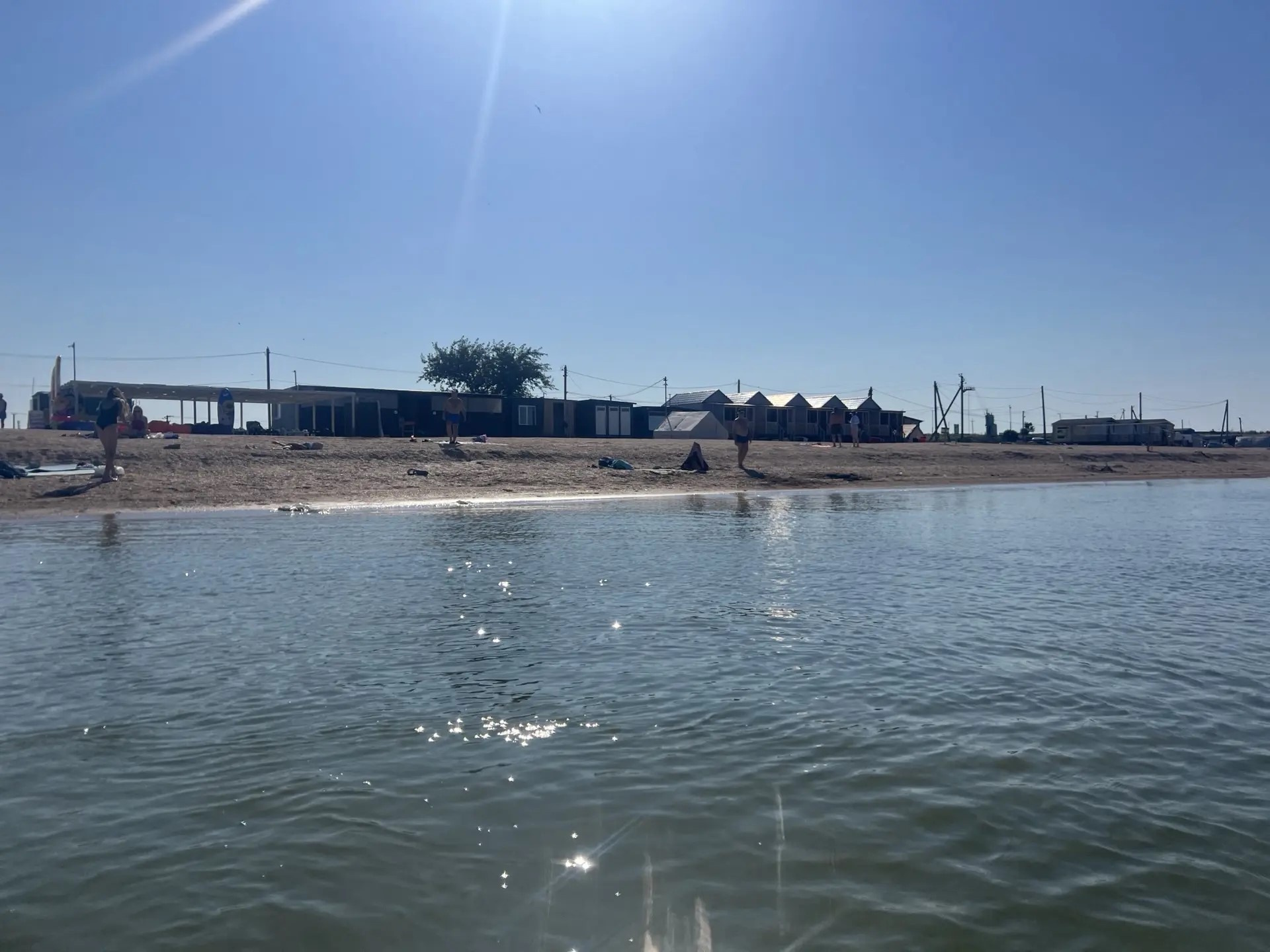 Вид с Азовского моря на пляж и домики базы отдыха Дача